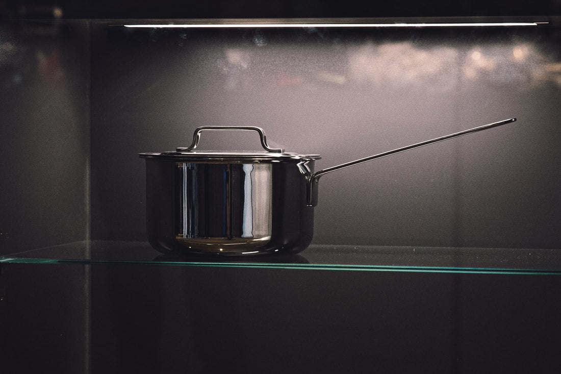 Liten kastrull i glasskåp