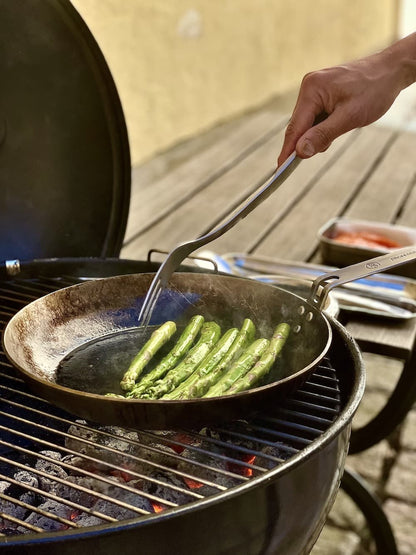 Kolstålspanna med sparris på grillen